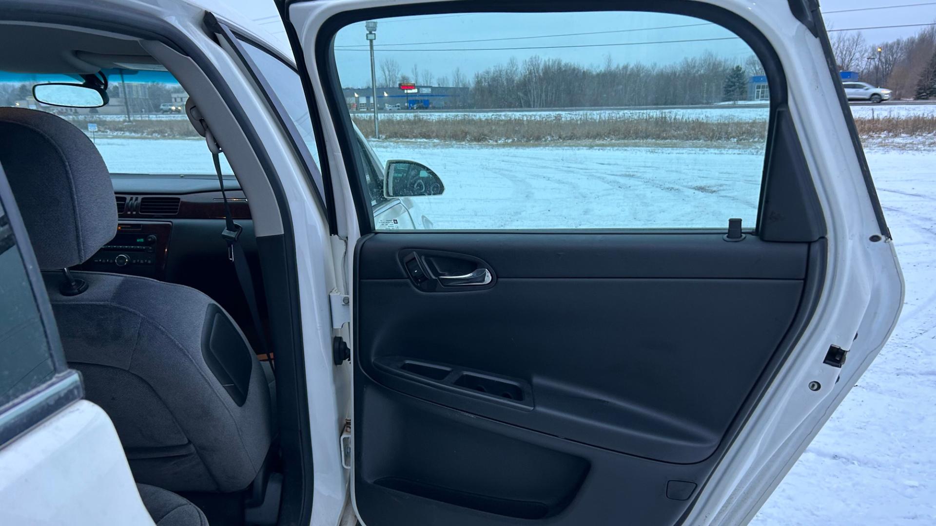 2009 White Chevrolet Impala LT (2G1WT57K791) with an 3.5L V6 OHV 12V FFV engine, 4-Speed Automatic Overdrive transmission, located at 17255 hwy 65 NE, Ham Lake, MN, 55304, 0.000000, 0.000000 - Photo#12